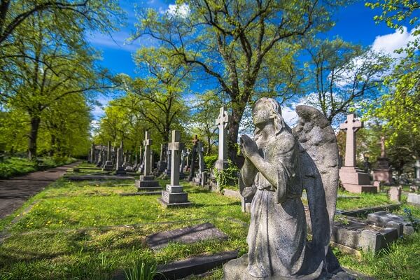 Friedhof mit Engel im Sommer