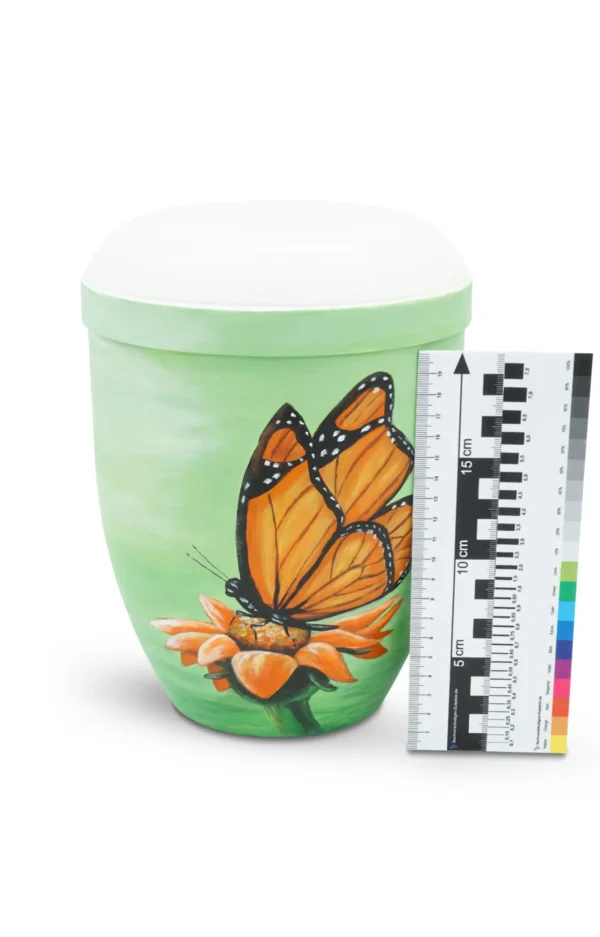 Bio Urne grün mit orangenem Schmetterling und Maßstab