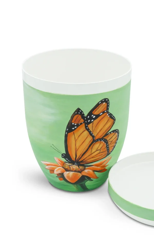 Bio Urne grün mit orangenem Schmetterling geöffnet