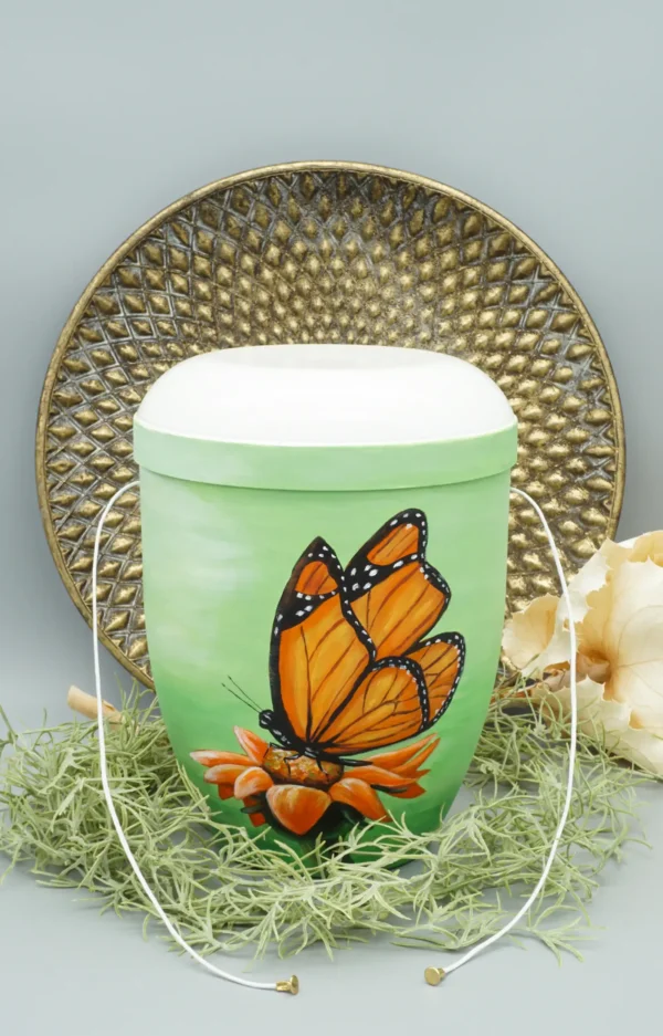 Bio Urne grün mit orangenem Schmetterling und Ablassschnur