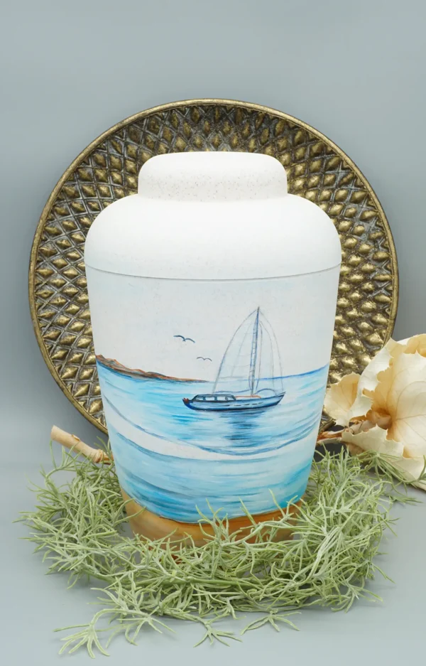 Bio Urne handbemalt mit Segelboot auf dem Meer mit dekorativem Hintergrund