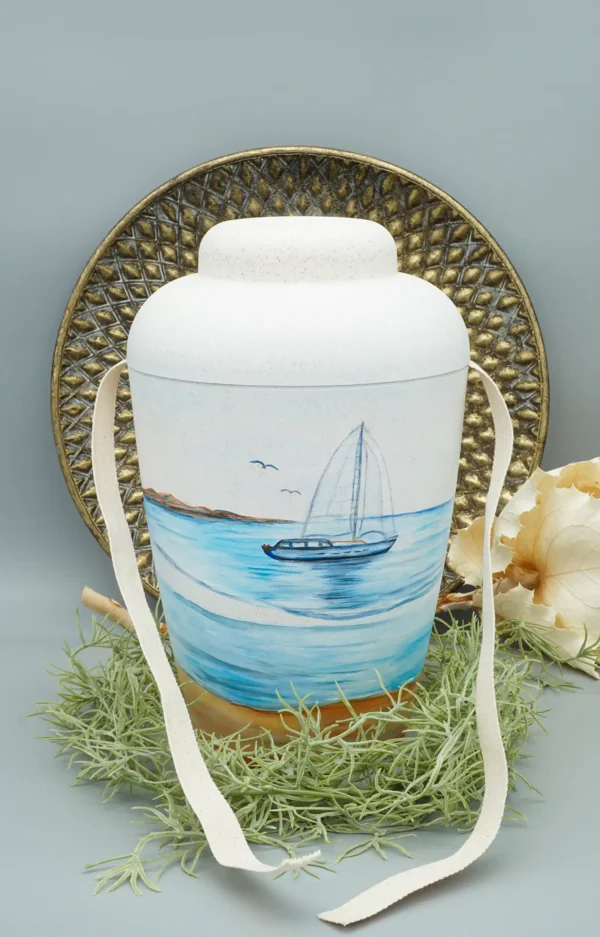 Bio Urne handbemalt mit Segelboot auf dem Meer mit Ablassschnur