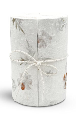 Papierurne Kinderurne aus Papier mit getrockneten Blüten