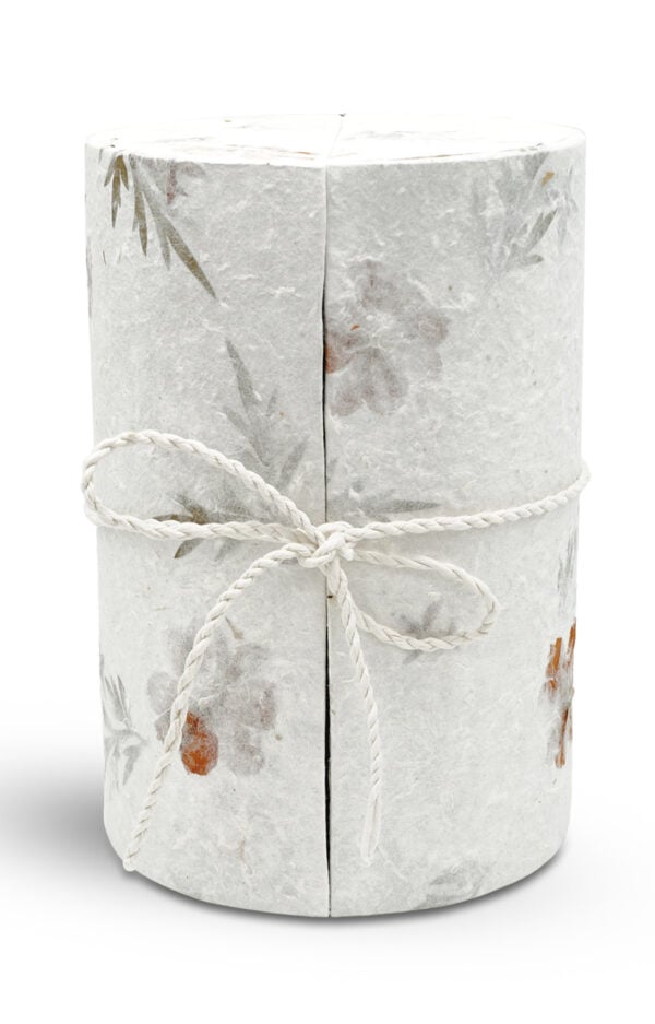 Papierurne Kinderurne aus Papier mit getrockneten Blüten