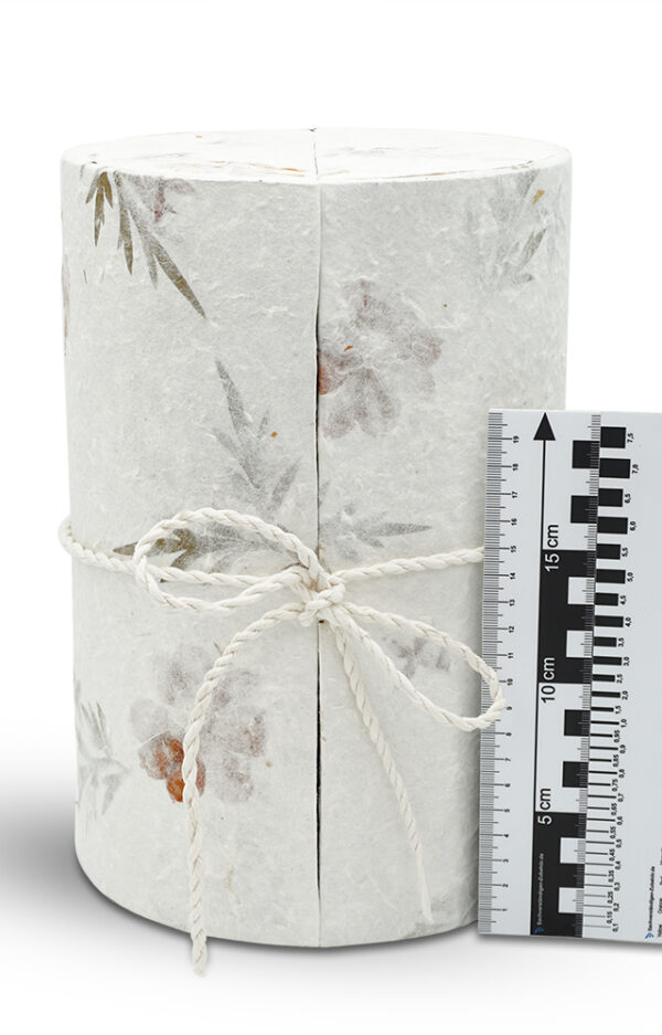 Papierurne Kinderurne aus Papier mit getrockneten Blüten mit Maßstab und Farbskala