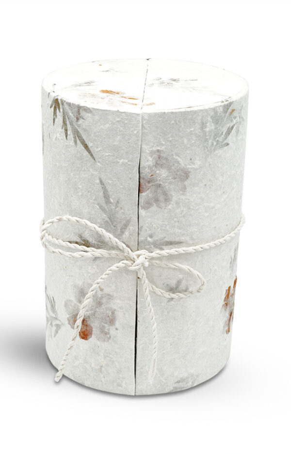 Papierurne Kinderurne aus Papier mit getrockneten Blüten