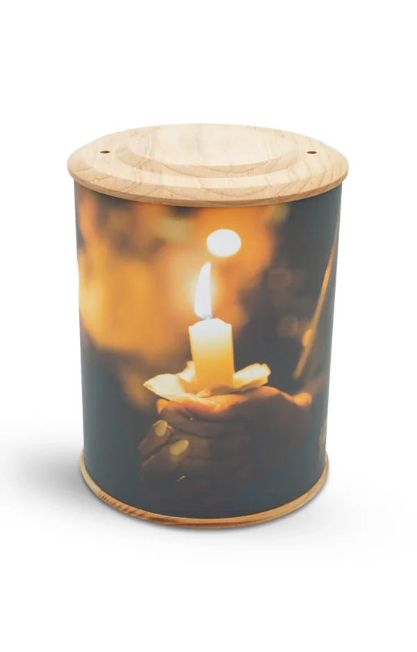 Fotourne mit Holzboden und Holzdeckel mit einer Hand die eine brennende Kerze hält bedruckt
