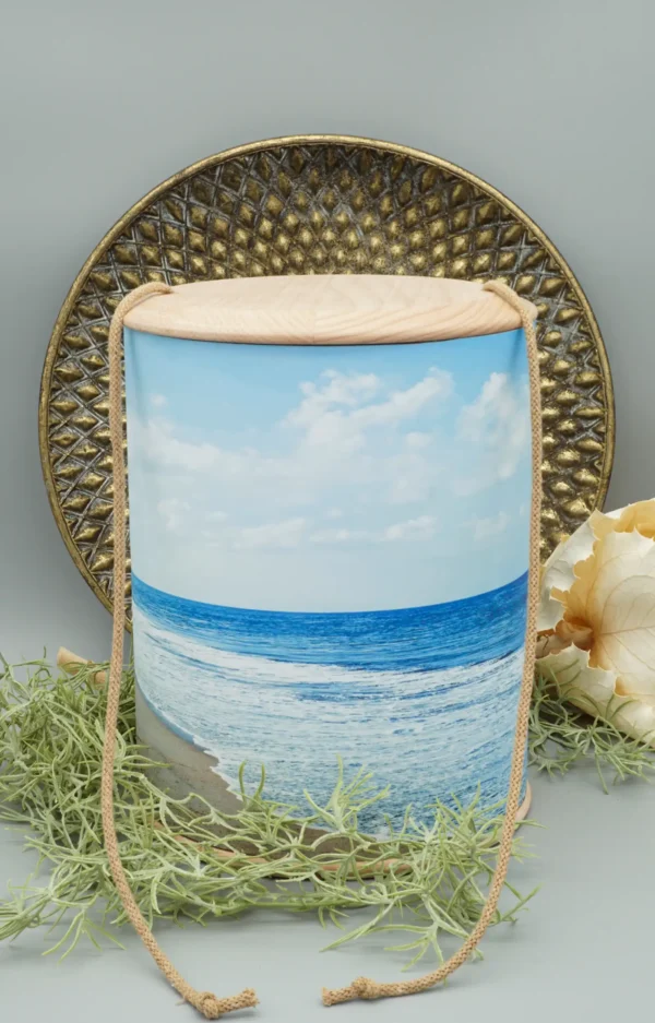 Fotourne mt Holzboden und Holzdeckel mit Meer und blauem Himmel bedruckt mit Ablassschnur
