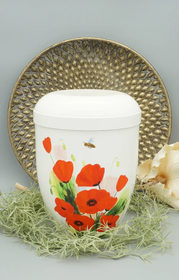 Bio Urne handbemalt weiß mit roten Mohnblumen und einer Biene mit dekorativem Hintergrund