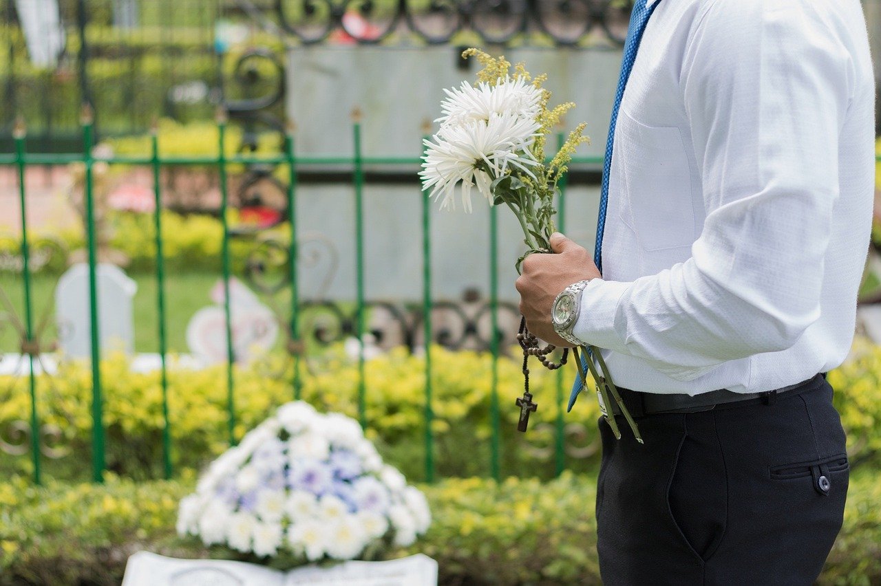 Legt Man Bei Einer Urnenbeisetzung Blumen Ins Grab www.mementi-urnen.de