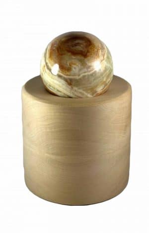 Tierurne aus Lindenholz mit brauner Onyx-Marmor Kugel