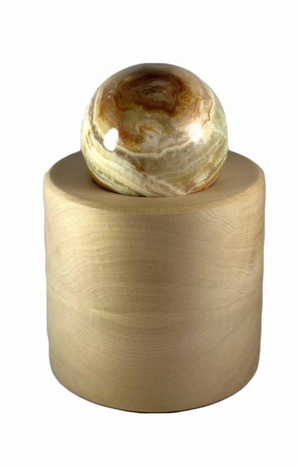 Tierurne aus Lindenholz mit brauner Onyx-Marmor Kugel