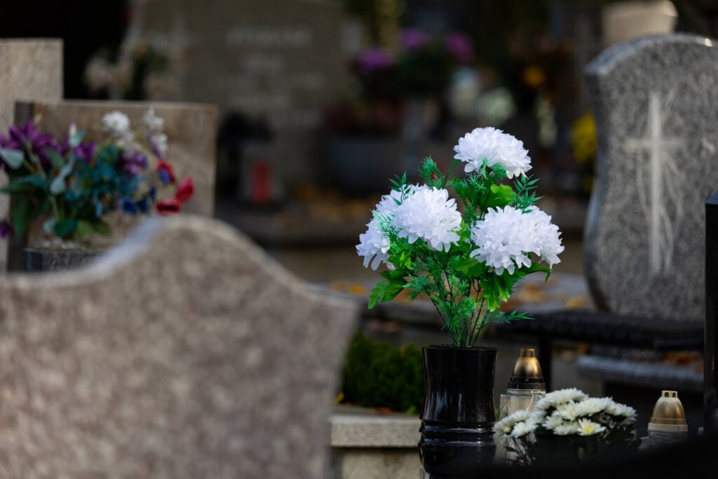 Grabsteine mit Blumen