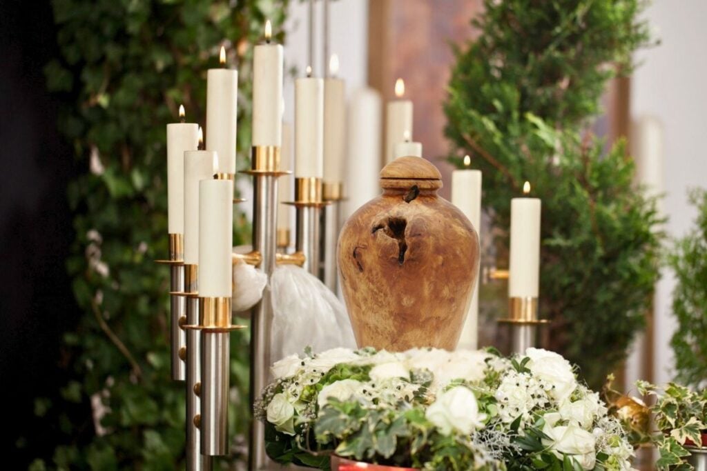 Urne Kerzen Blumen