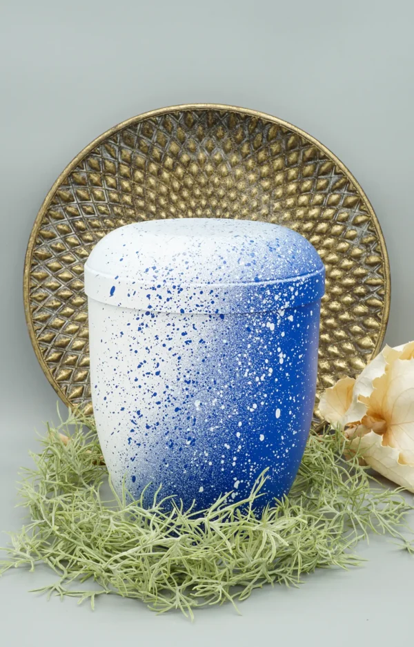 Bio Urne handbemalt blau weiß mit Farbsprenkel mit dekorativem Hintergrund