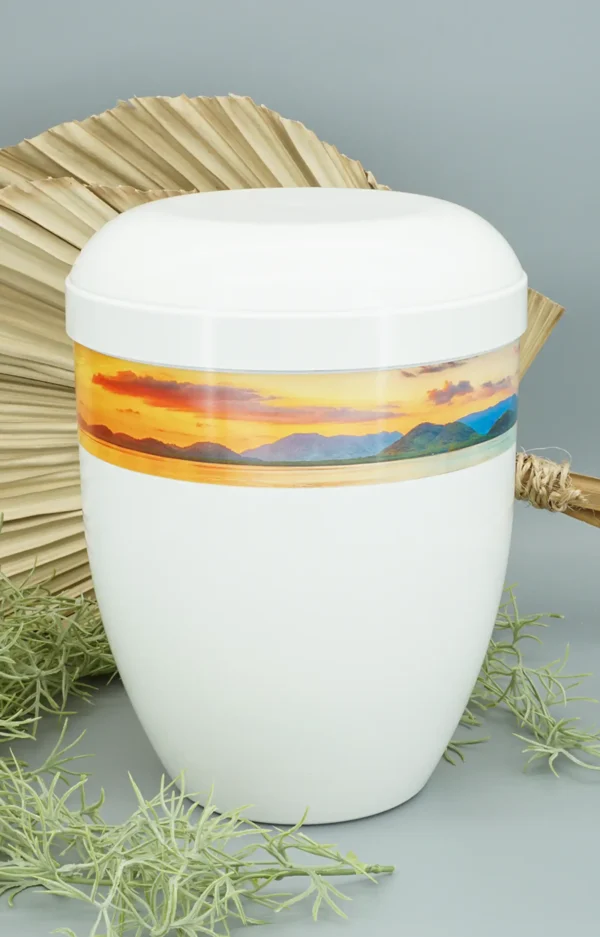 Bio Urne mit Panoramadruck von Meer und Bergen im Sonnenuntergang mit dekorativem Hintergrund