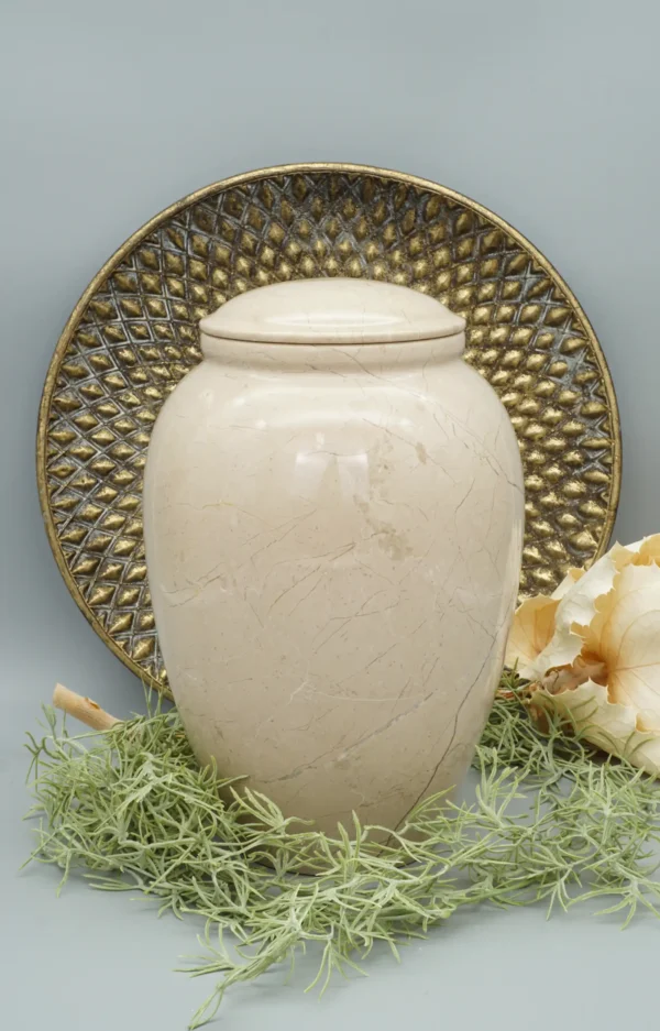 Marmorurne beige mit dekorativem Hintergrund